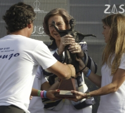 Doña Sofía hace entrega del trofeo de campeón al patrón de la embarcación "Brujo", Federico Linares, durante la entrega de premios del Trofe